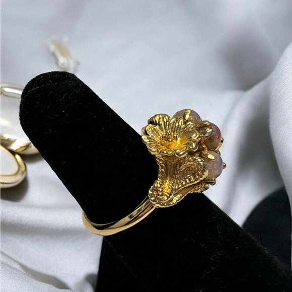 Vintage Avon Gold Tone Created Opals & Floral Ring Sz 5 to 6.5 - Picture 3 of 9